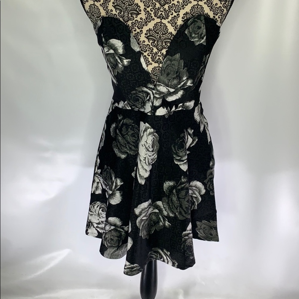 Tobi Size Medium black & white floral dress